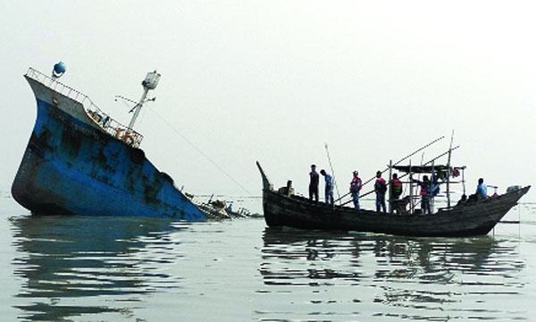 মেঘনায় ডুবে যাওয়া জাহাজ উদ্ধার হয়নি আরো ছড়াচ্ছে তেল