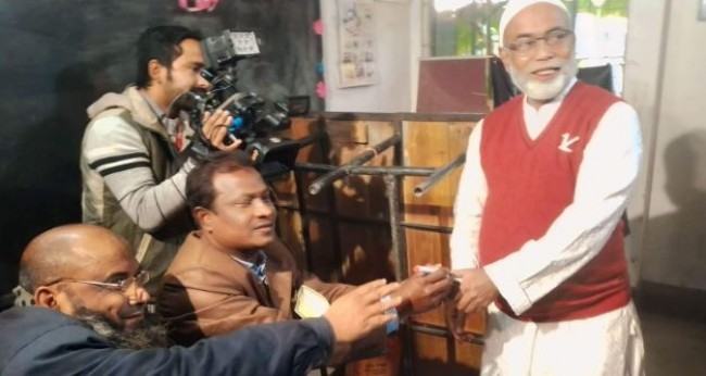 ইভিএমের ত্রুটি সারানোর পর ভোট দিলেন মেয়র প্রার্থী মোস্তফা