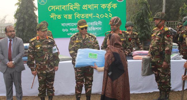 ফুলবাড়ীতে শীতার্তদের মাঝে সেনাপ্রধানের শীতবস্ত্র বিতরণ