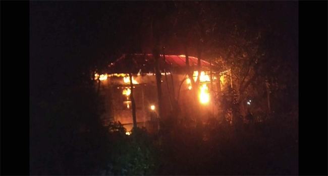 স্বামীর পর দুর্বৃত্তদের আগুনে ঘরবাড়ি হারালেন বিধবা