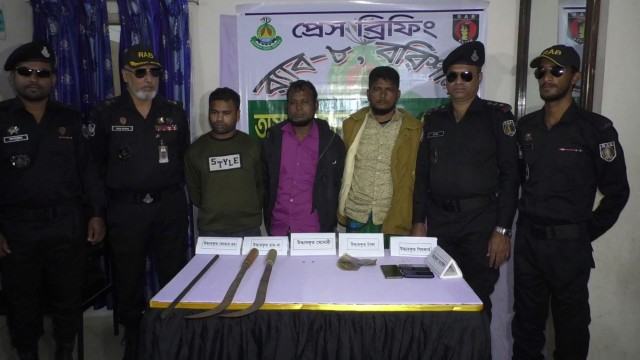 ভোলায় দেশীয় অস্ত্র ও নগদ টাকাসহ ৩ ডাকাত আটক