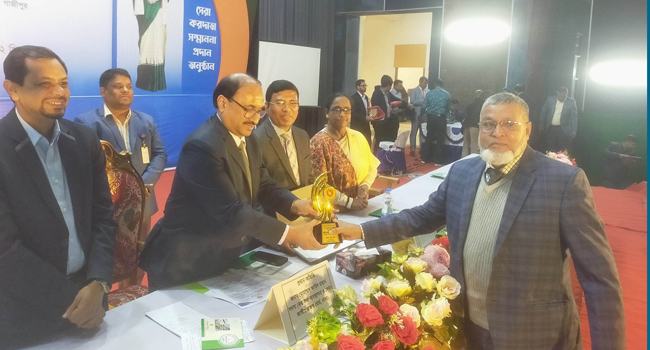 গাজীপুরে সম্মাননা সনদ ও ট্যাক্স কার্ড পেলেন ২১ জন