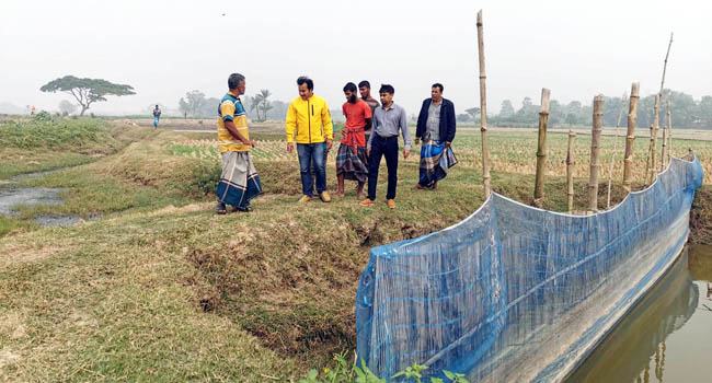 কালিগঞ্জে সরকারি খাল দখল করে লোনা পানি তোলার অভিযোগ