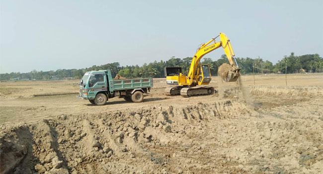 ঈদগাঁওতে ফসলি জমিতে ভেকুর তাণ্ডব, রাতদিন চলছে টপসয়েল লুট