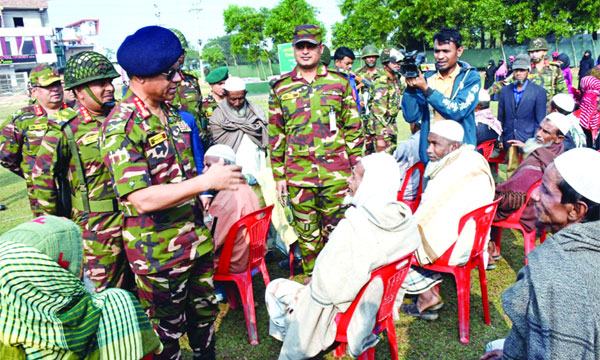 কক্সবাজারে প্রশিক্ষণ এলাকা পরিদর্শন ও শীতবস্ত্র বিতরণ সেনাপ্রধানের