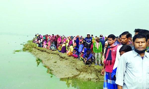 নড়াইলে নৌকা ডুবে মা ও ছেলের মৃত্যু, গ্রামপুলিশসহ নিখোঁজ ৪