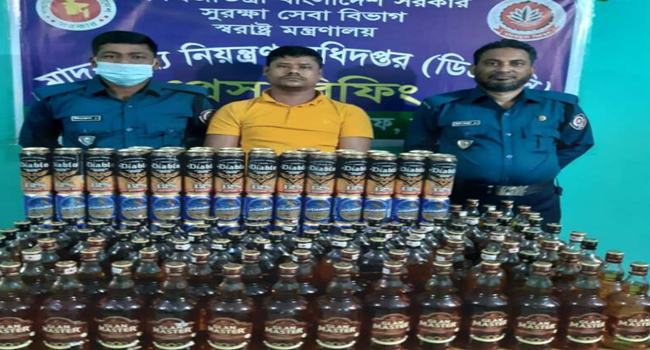 টেকনাফে বিপুল পরিমাণ বিদেশী মদ ও বিয়ার জব্দ, আটক ১