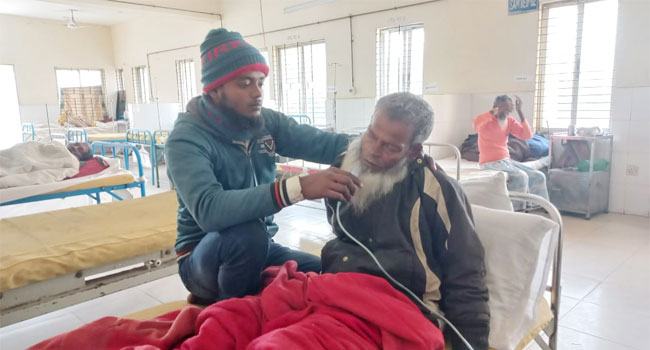 তাড়াশে চিকিৎসকদের অসহযোগিতা, বাবাকে নিয়ে বিপাকে সন্তান