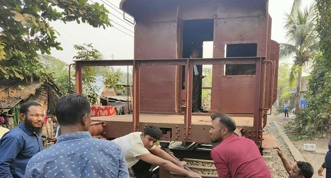 খুলনায় আড়াই ঘণ্টা পর ট্রেনের লাইনচ্যুত বগি উদ্ধার