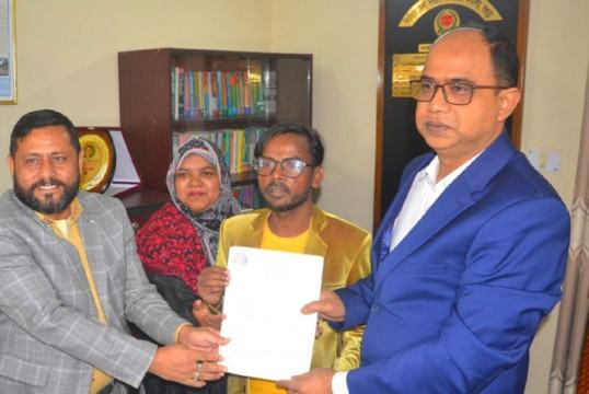 এমপি পদে হিরো আলমের মনোনয়নপত্র সংগ্রহ