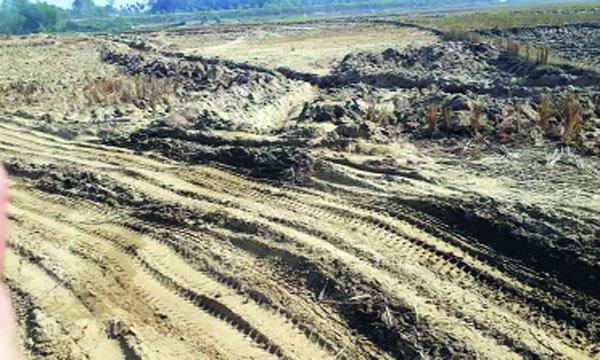 ঈদগাঁওতে ভেকুর তাণ্ডবে ফসলী জমির সর্বনাশ