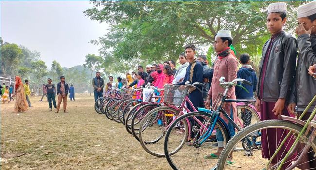 চৌগাছায় ৮৫ শিক্ষার্থী পেল সাইকেল ও স্কুলব্যাগ
