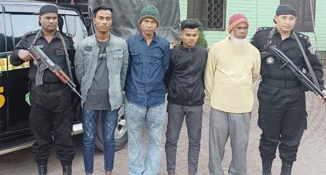 টেকনাফে বিদেশী মদ জব্দ, ২ রোহিঙ্গাসহ গ্রেফতার ৪