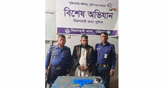 মিরসরাইয়ের বাসে তল্লাশি চালিয়ে মাদক কারবারি গ্রেফতার
