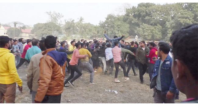 বঙ্গবন্ধুর ম্যুরালে ফুল দেয়ার সময় ছাত্রলীগের দু`গ্রুপের সংঘর্ষে আহত ৫