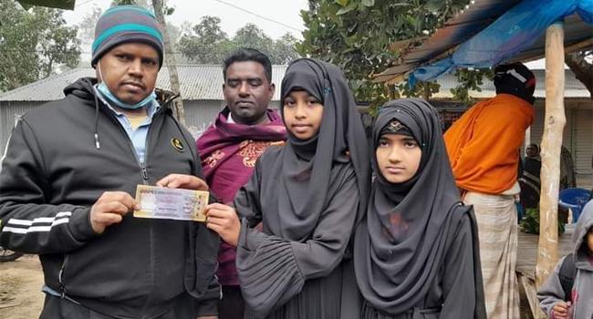 কুড়িয়ে পাওয়া ১ লাখ টাকা ফেরত দিল মাদরাসাছাত্রী