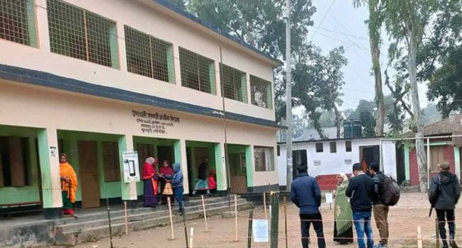 গাইবান্ধা-৫ শূন্য আসনে উপ-নির্বাচন অনুষ্ঠিত, ভোটারদের উপস্থিতি কম