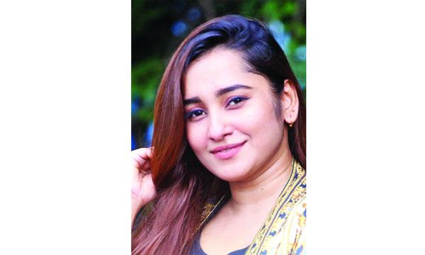 স্টেজ শোতে মেতে উঠেছেন আতিয়া আনিসা