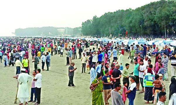 অনুকূল আবহাওয়ায় পর্যটক বাড়ছে কক্সবাজারে