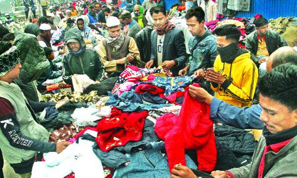 শীতের দাপটে ছিন্নমূল মানুষের বেঁচে থাকা দায়