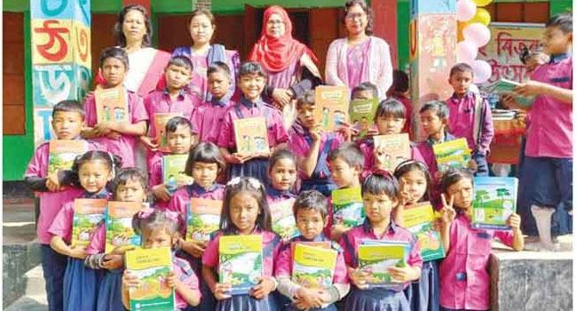 মধুপুরে নিজস্ব ভাষার বই পেল ক্ষুদে গারো শিক্ষার্থীরা