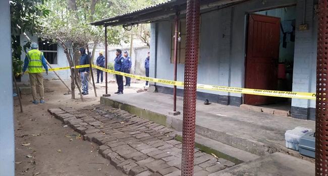 আড়ায় ঝুলছিলেন স্বামী, মেঝেতে স্ত্রীর রক্তাক্ত লাশ