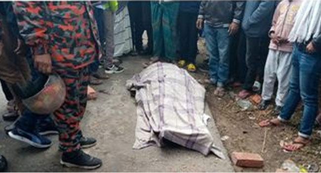 ওভারটেকিংয়ের সময় পরিবহনের ধাক্কায় ব্যবসায়ী নিহত