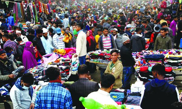 গরম কাপড়ের দোকানে উপচে পড়া ভিড়