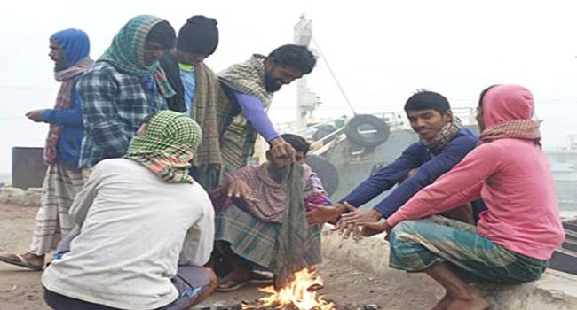 শীতে কাবু দুমকির নিম্ন আয়ের মানুষ