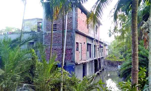 মঠবাড়িয়ায় জেলা পরিষদের জমি দখল করে অর্ধশতাধিক পাকা স্থাপনা