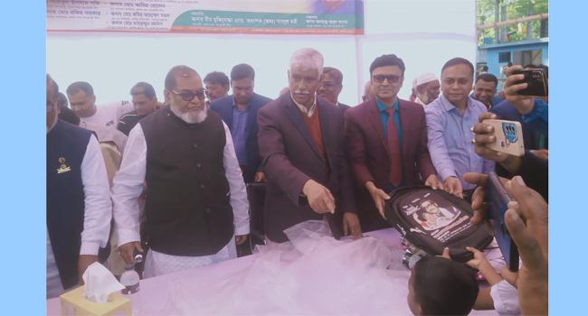 লেখাপড়ায় উৎসাহ দিতে মুক্তিযুদ্ধবিষয়ক মন্ত্রীর স্কুল ব্যাগ উপহার