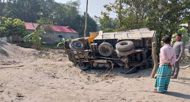 গফরগাঁওয়ে বালুর ড্রামট্রাক উল্টে হেলপার নিহত