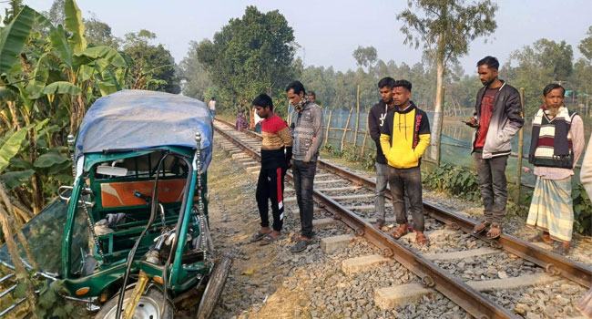 ভূঞাপুরে ট্রেনের ধাক্কায় অটোরিকশার ৩ যাত্রী নিহত, আহত ৫