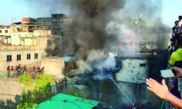 চট্টগ্রামে জুতার কারখানায় ভয়াবহ আগুন
