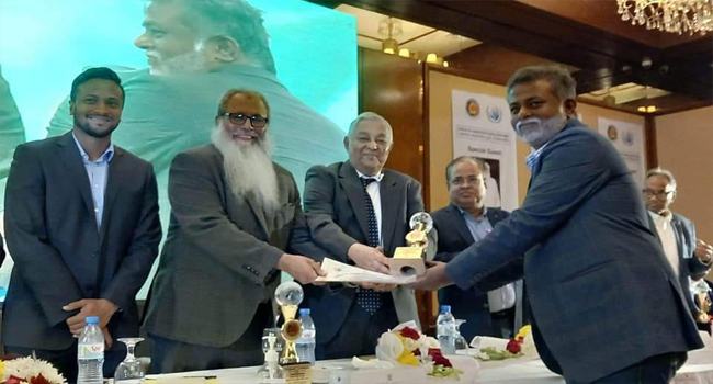 মানবাধিকার পদক পেলেন করোনা হিরো খোরশেদ