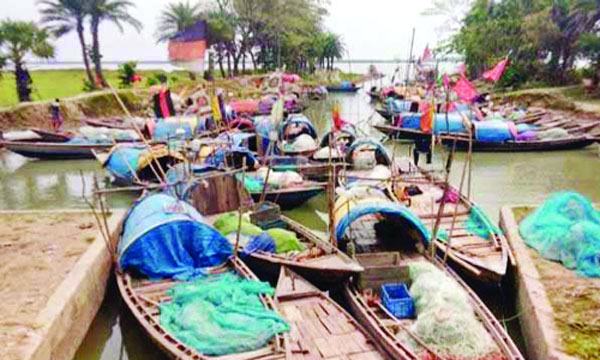 কষ্টের আয়ের সবটাই যাচ্ছে দাদন কারবারিদের পকেটে