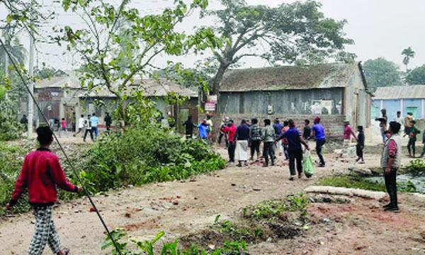 আশুগঞ্জে দুই গোষ্ঠীর সংঘর্ষে আহত ৩০, বাড়িঘর-দোকানপাট ভাঙচুর