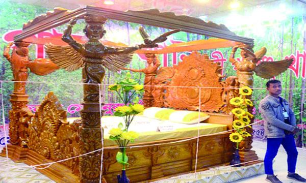 বাণিজ্যমেলায় কোটি টাকার পালং পরী দেখতে ভিড়