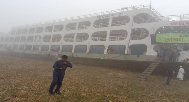 ৪০০ যাত্রী নিয়ে চরে আটকা এম ভি শাহরুখ-১
