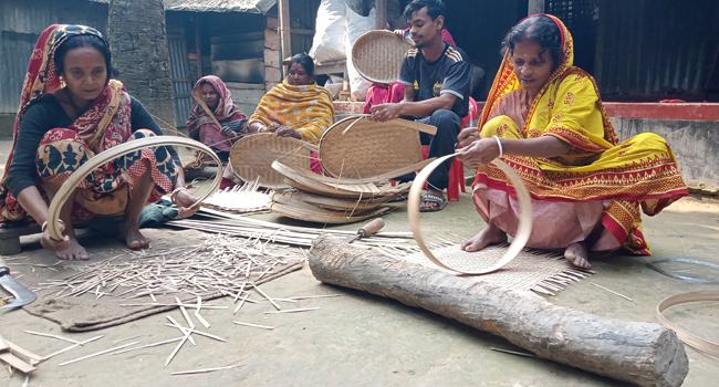 রায়গঞ্জে প্লাস্টিকের দাপটে বাঁশ ও বেত শিল্পের দুর্দিন
