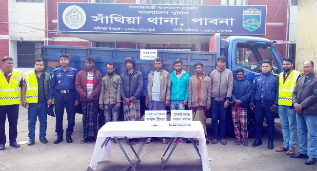 সাঁথিয়ায় গরুচোর চক্রের ৮ সদস্য গ্রেফতার