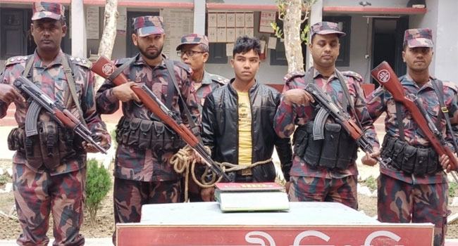 দর্শনা সীমান্ত থেকে সোনার বারসহ আটক ১