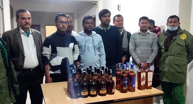 হিলিতে ভারতীয় ট্রাক থেকে মদ উদ্ধার, চালক আটক