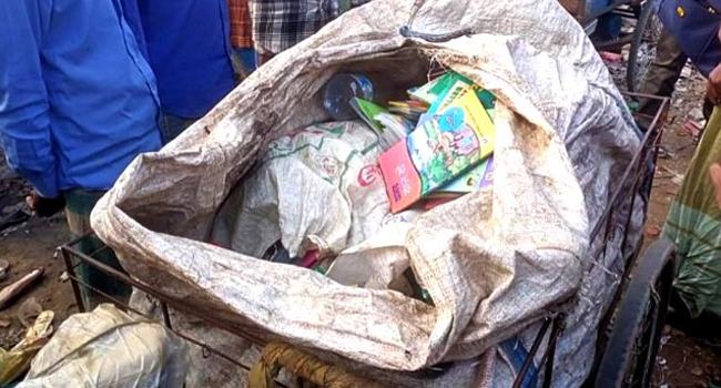 ভাঙারি দোকানে সরকারি নতুন বই