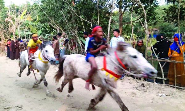 ঘোড়দৌড়ে ১০ গ্রামের মিলনমেলা