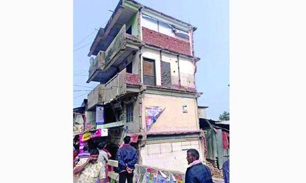 চট্টগ্রামে হেলে পড়েছে চারতলা ভবন