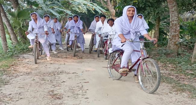 পাকা সড়কের অভাবে দুর্ভোগে সহস্রাধিক শিক্ষার্থী