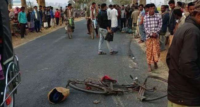 মহাদেবপুরে বাসের চাকায় পিষ্ট হয়ে বাইসাইকেল আরোহী নিহত