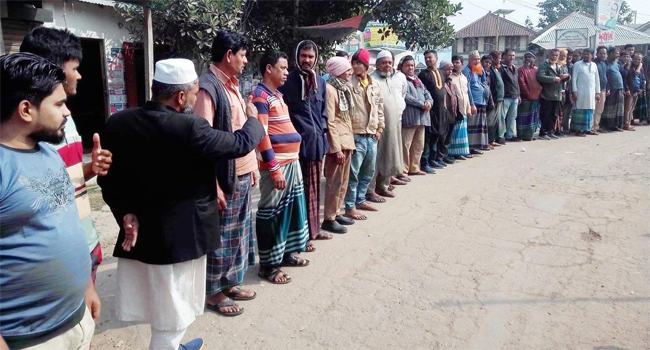 কোটালীপাড়ায় উচ্ছেদ আতঙ্কে ব্যবসায়ীদের মানববন্ধন