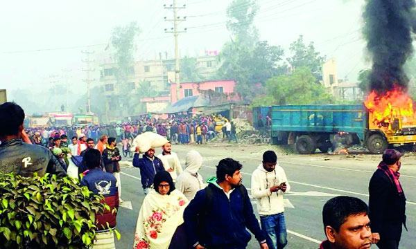 লাশ নিয়ে মহাসড়ক অবরোধ অগ্নিসংযোগ ও ভাঙচুর